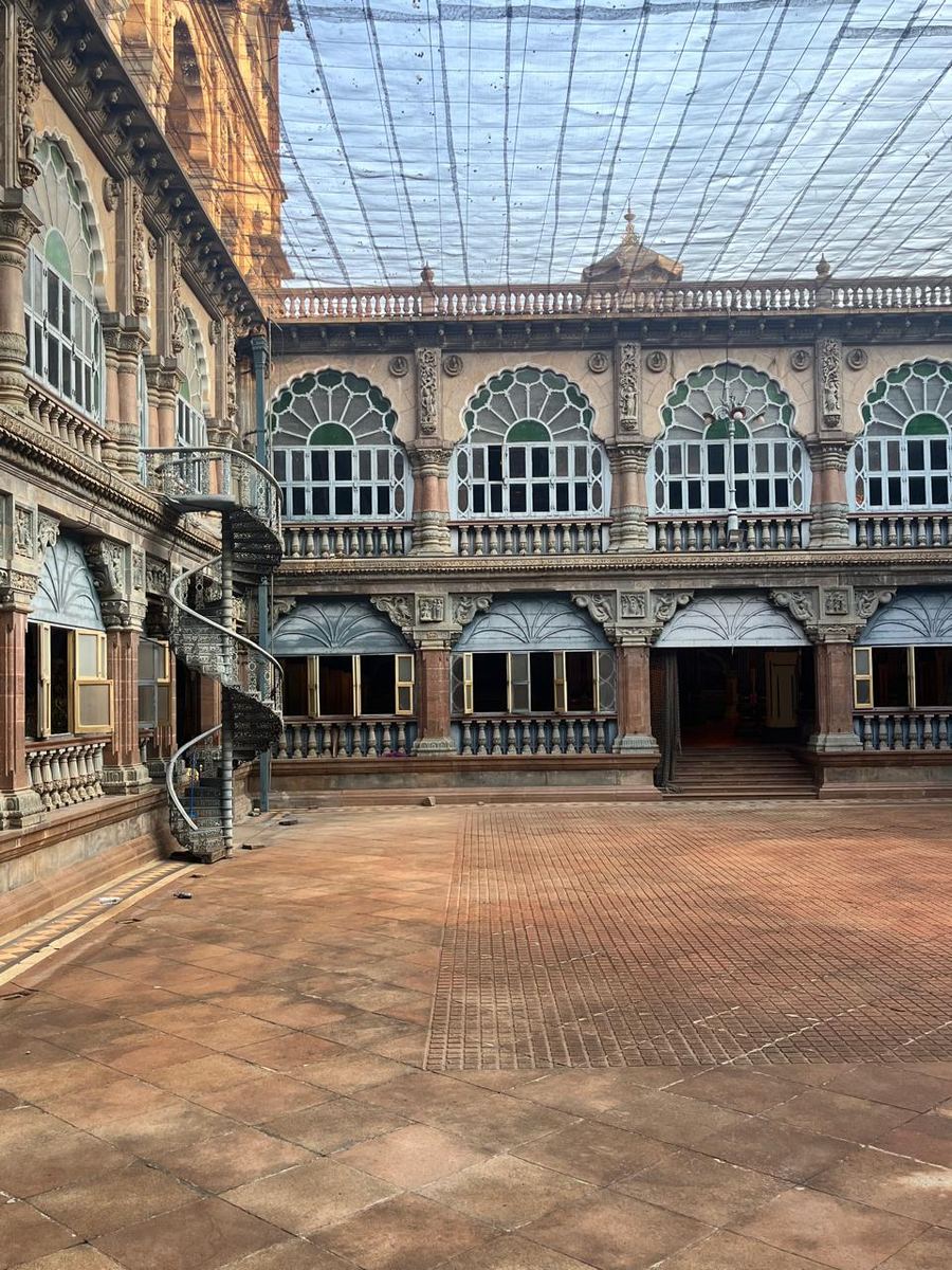 Der Palast von Mysore mit seinen Kuppeln und Türmen vor blauem Himmel