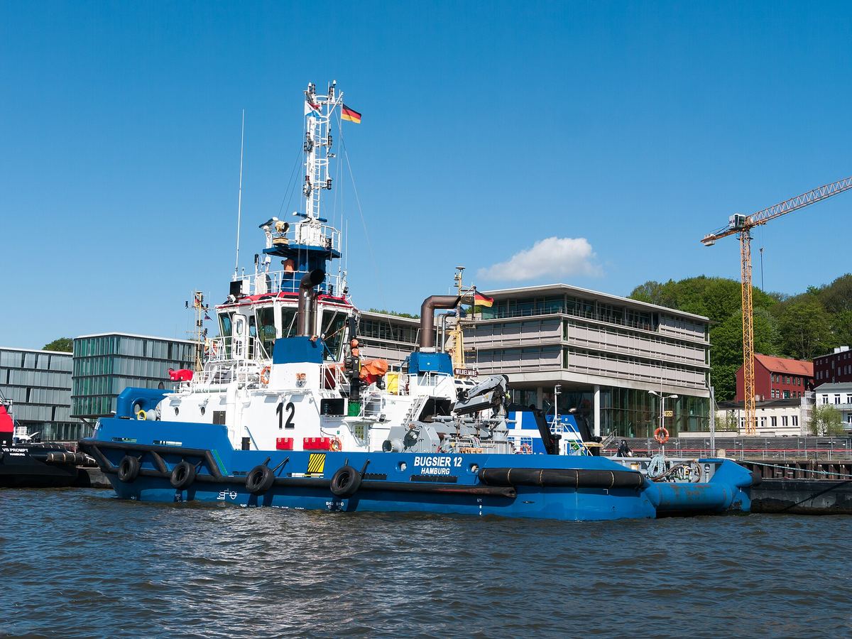 Schlepper auf der Elbe vor dem Ufer von Hamburg-Ottensen