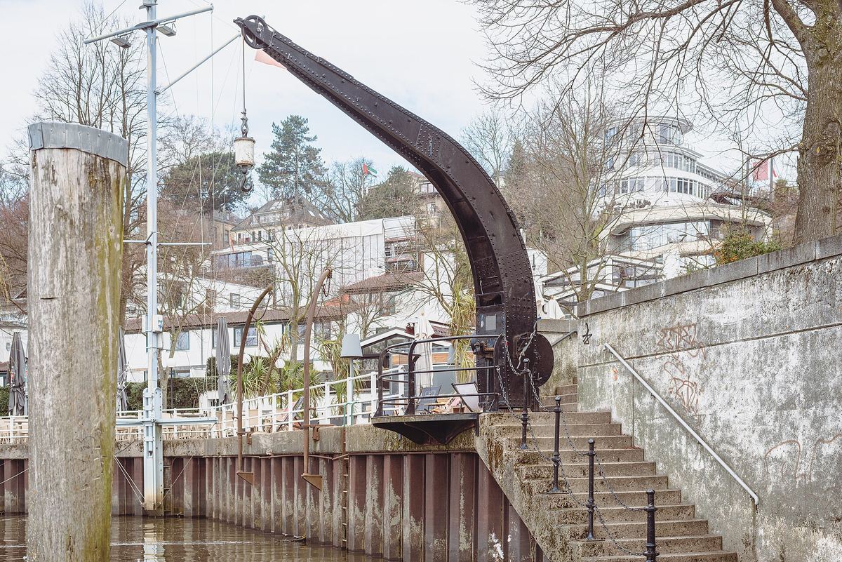 Historischer eiserner Handkurbelkran am Elbufer in Hamburg-Ottensen
